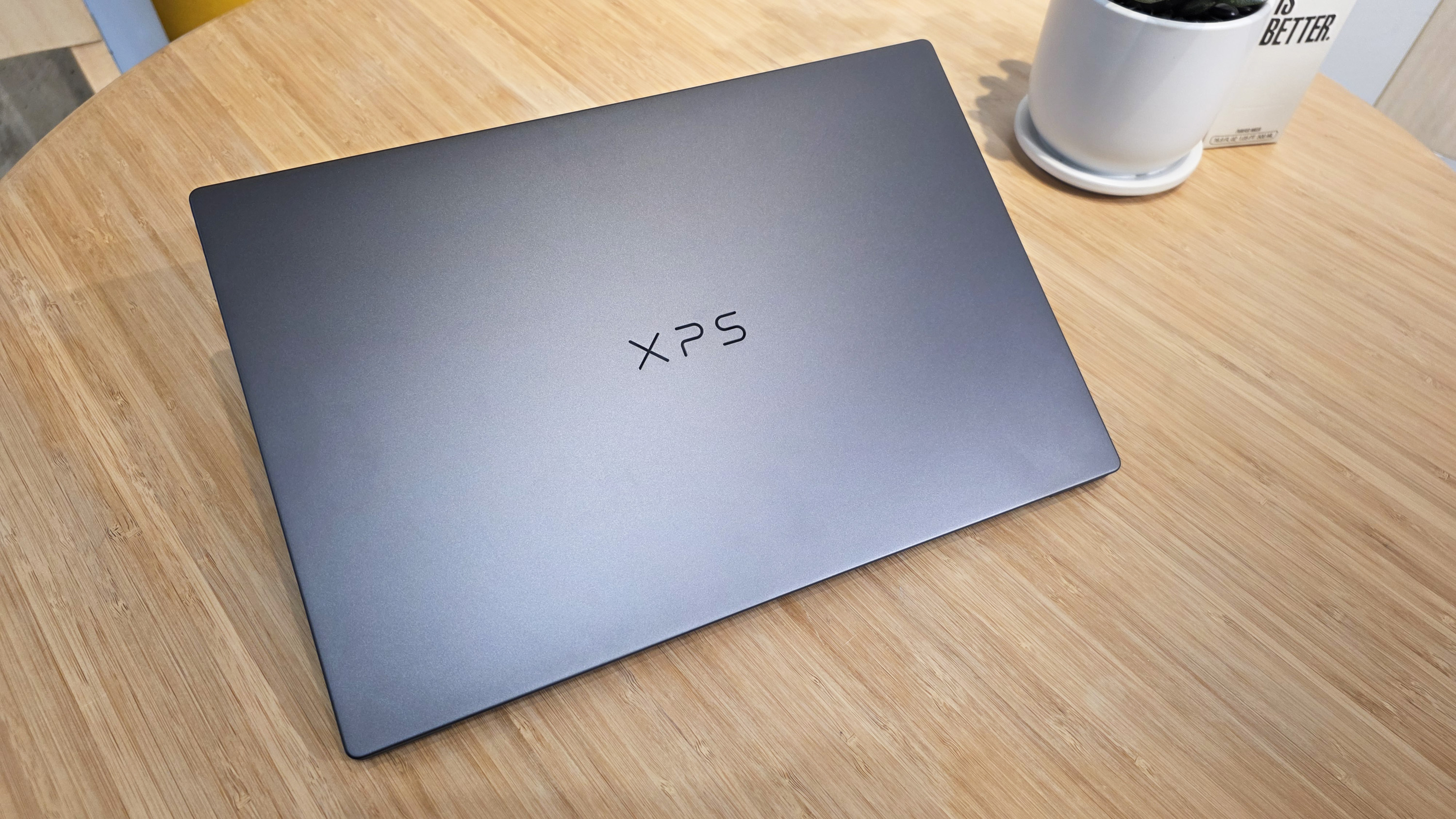Close up image of the new Dell XPS 14 lid for 2026.